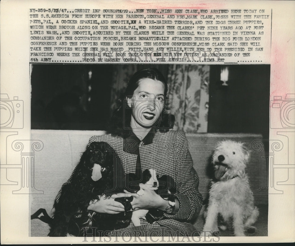 1947 Press Photo An Clark, daughter of Gen & Mrs Mark Clark & her dogs in NYC
