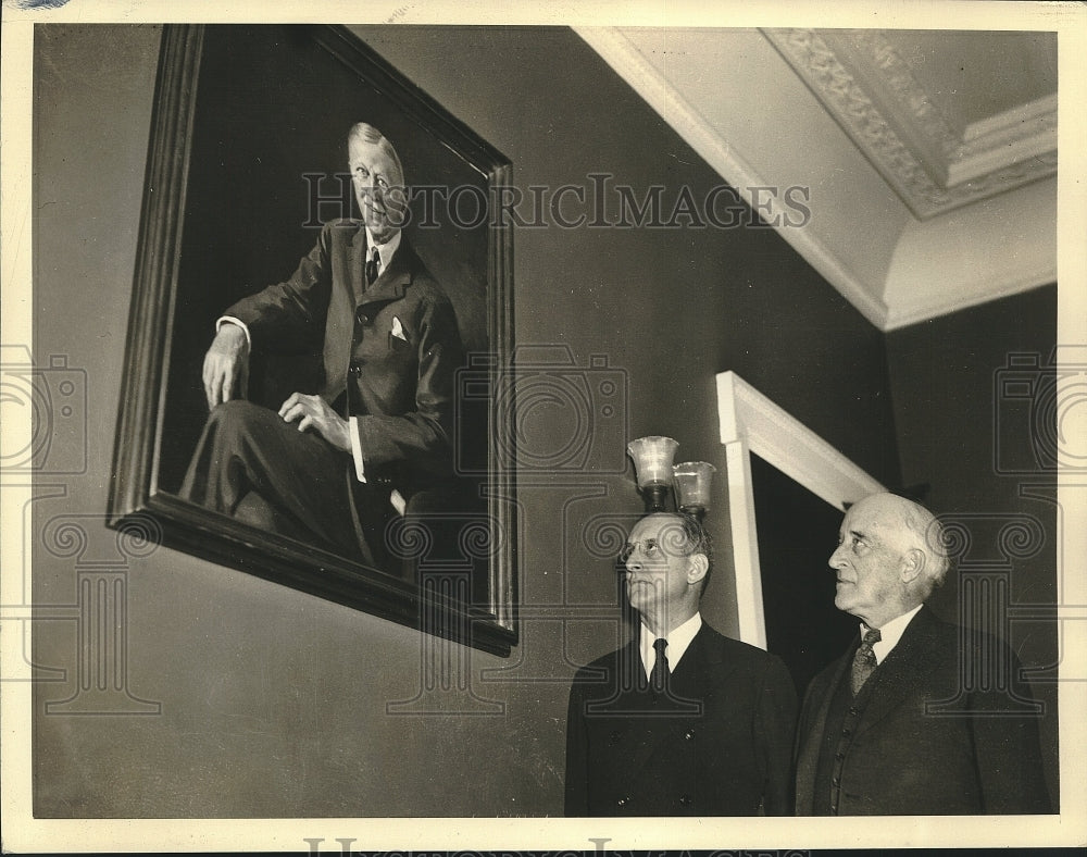 1934 Press Photo Treasury Secy Henry Morgenthau & John iely with a portrait in D