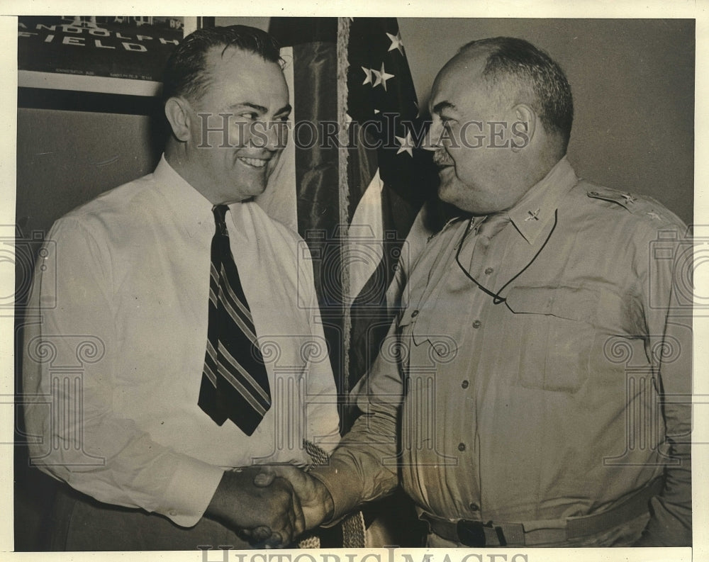 1941 Press Photo Senator-elect W Lee O'Daniel shakes with Maj. Gen. Gerald Grant
