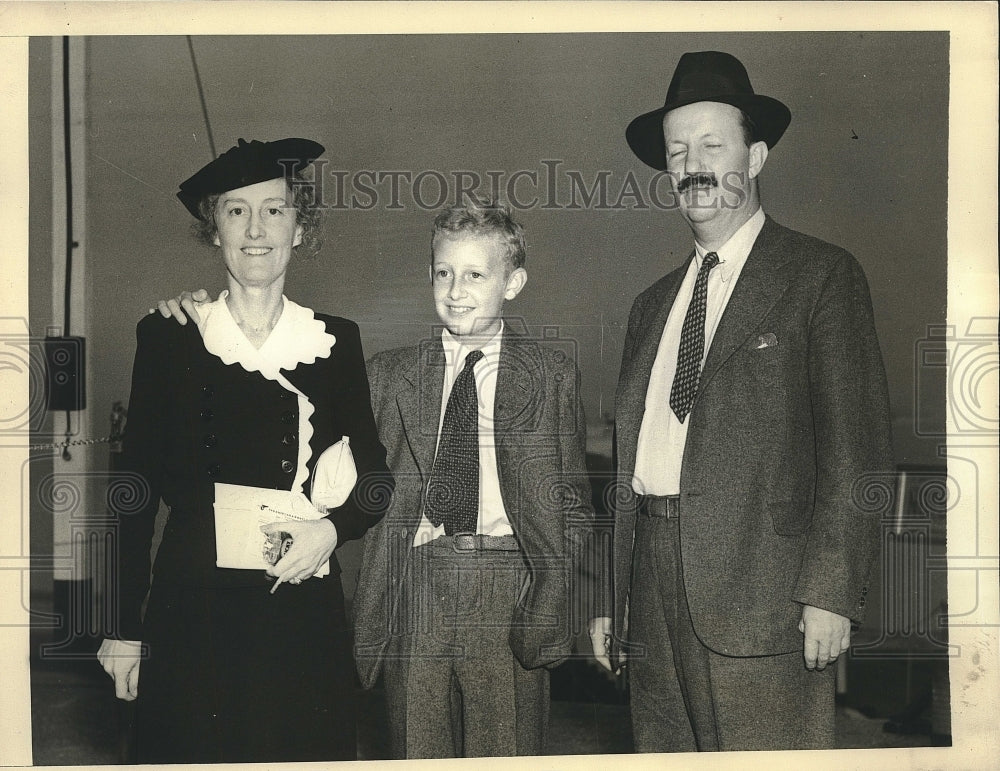 1939 Press Photo 13 year old Mervyn Herbert shown with Mr & Mrs Kermit Roosevelt