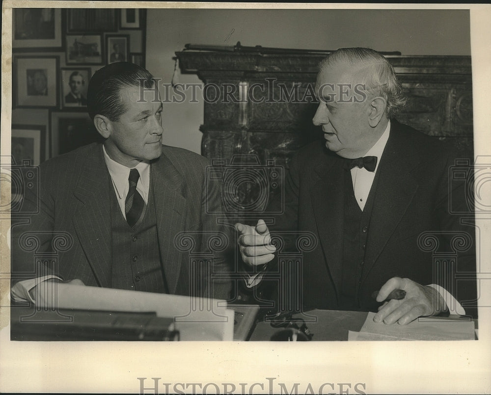 1947 Press Photo Herbert Arnold talks with Senator Tom Connally of Texas