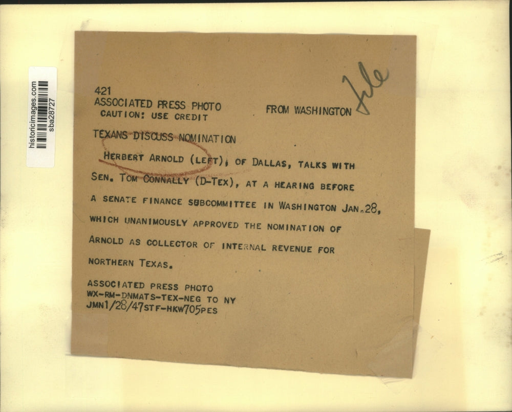 1947 Press Photo Herbert Arnold talks with Senator Tom Connally of Texas