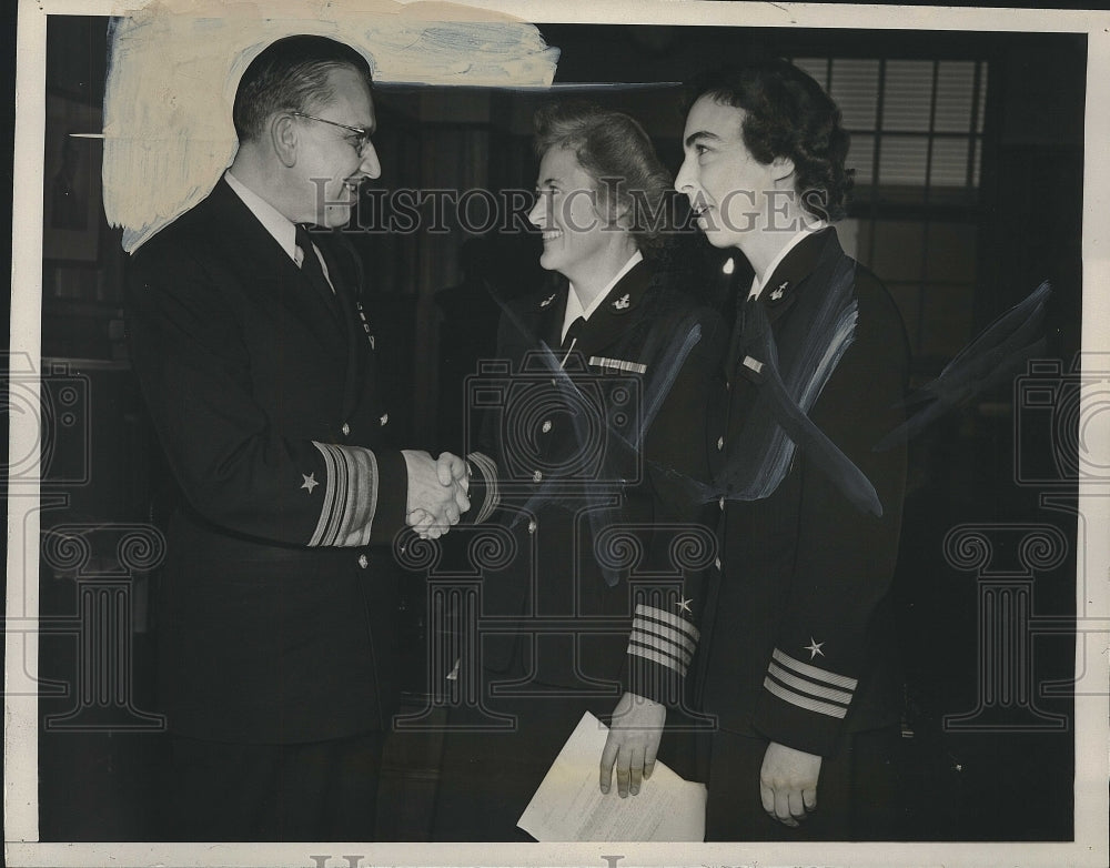 1946 Press Photo Adm Louis Denfield with capt Jean T Palmer, Cmdr G Cheney