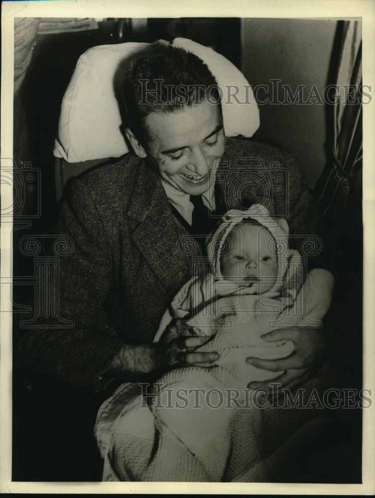 1937 Press Photo Leland Hayward holds daughter Brooke aboard airplane