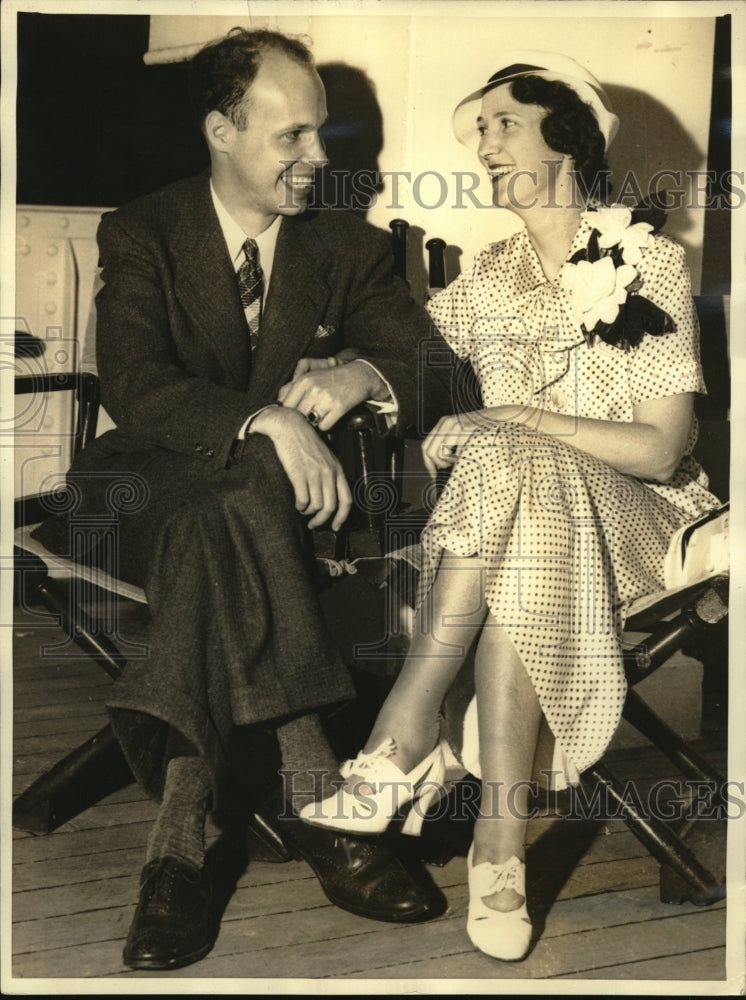 1935 Press Photo Mr and Mrs Reid Brigs shown on their Honeymoon - sba28809