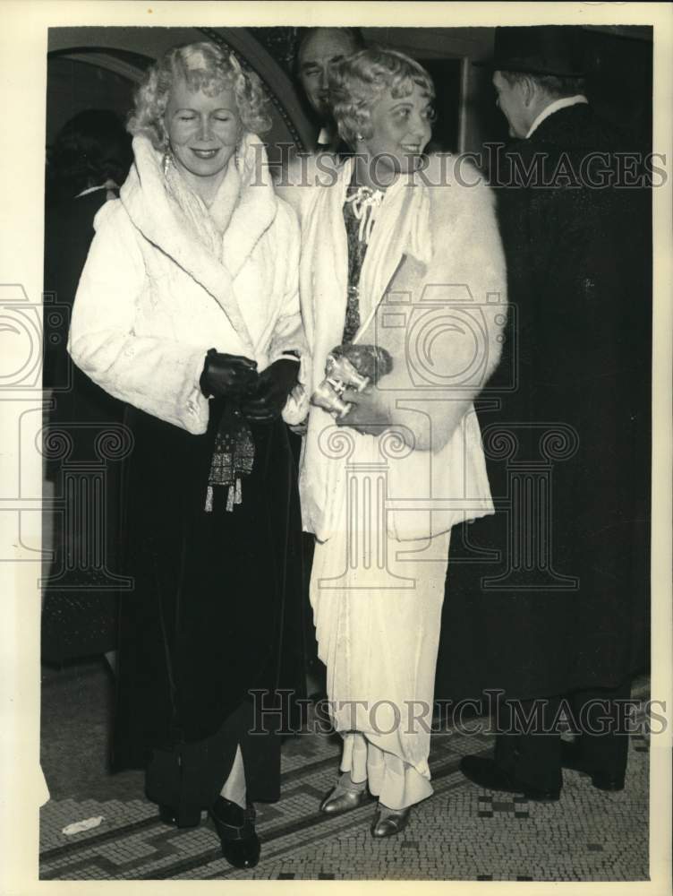 1934 Press Photo Emita Krueger and Mrs. Howard Linn attend Chicago Civic Opera- Historic Images