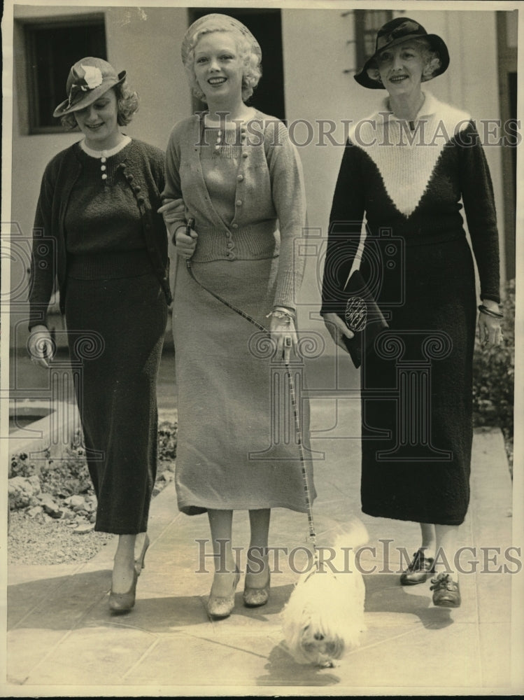 1935 Press Photo Mrs George Alexander & daughters vacation in Santa Monica, CA