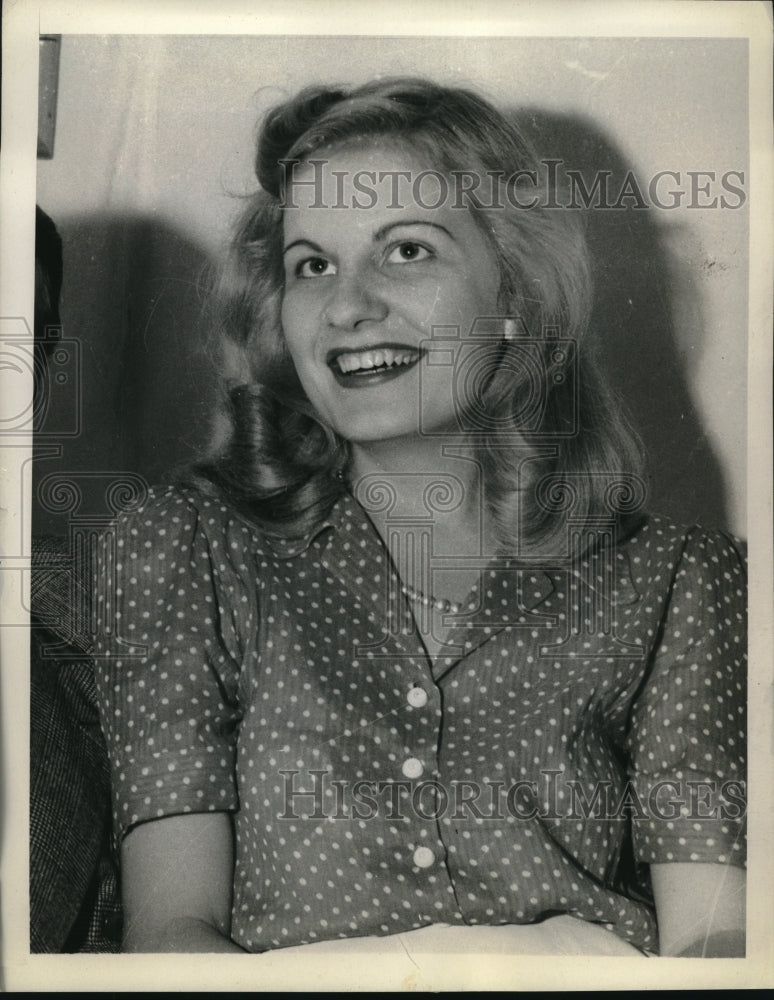 1943 Press Photo Betty Roberts witness at Nassau Bahamas trial of Al De Marigny