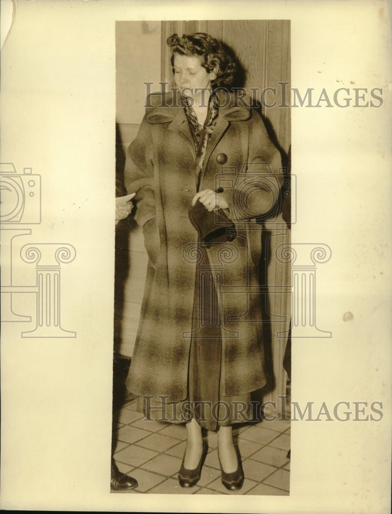 1938 Press Photo Dorothy Schaffer held in connection with father's death