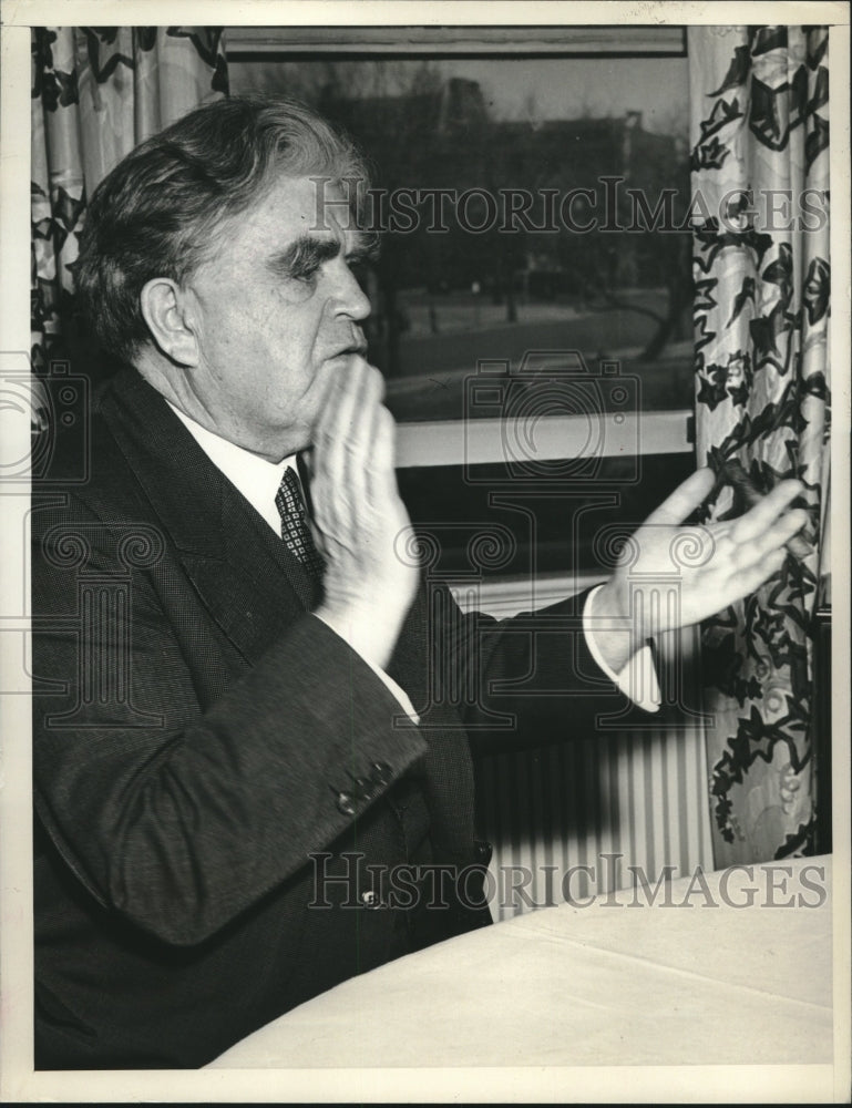1946 Press Photo UMW Pres. John Lewis says "no contract, no work" to press