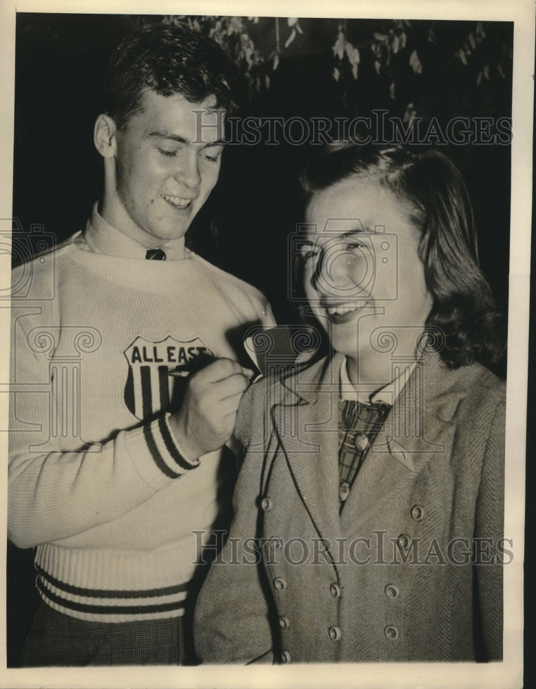 1941 Press Photo Harvard guard Endicot Peabody signs autograph for Dora Pickich
