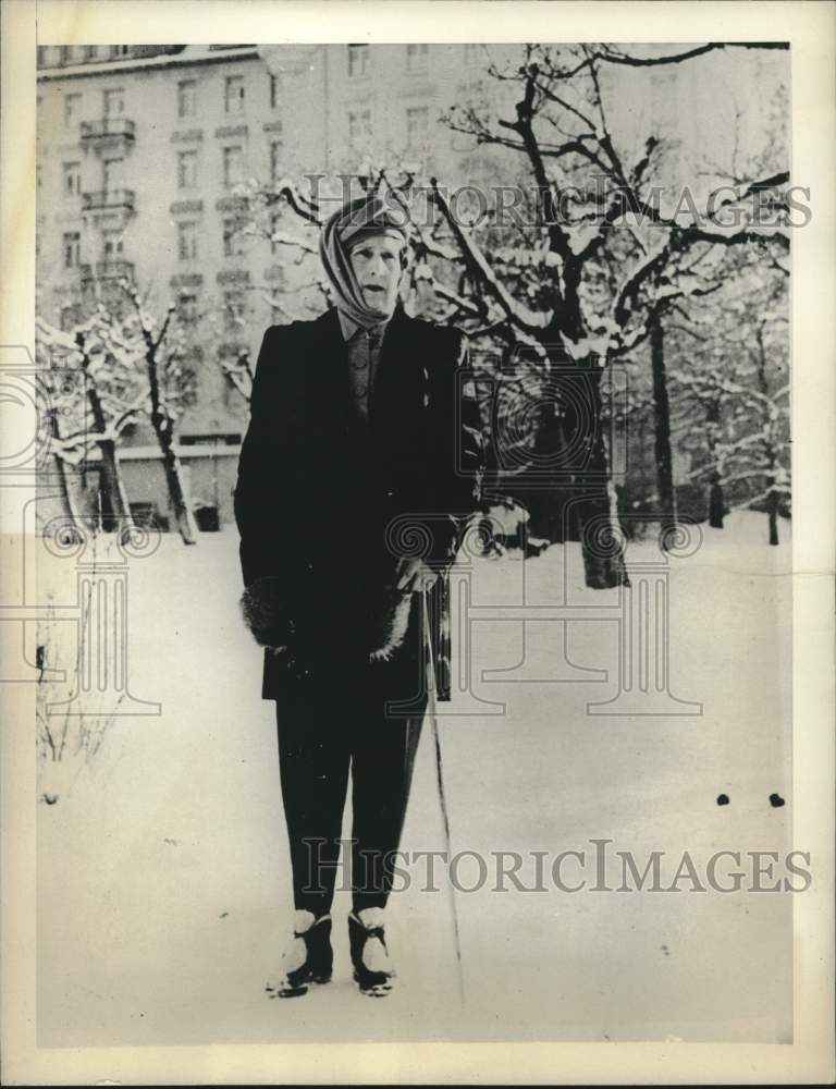 1946 Press Photo Exiled Queen Victoria Eugenia dressed for winter Gvstaad, Switz- Historic Images