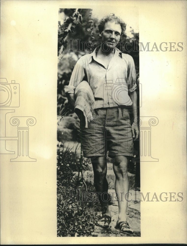 1943 Press Photo Former Ballet Dancer Hired as Economic Analyst at $5,600 Per Yr