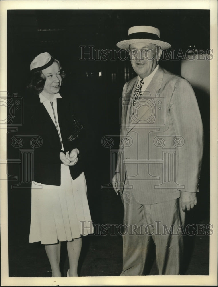 1940 Press Photo Los Angeles engineer Bill Rohl pays for private flight