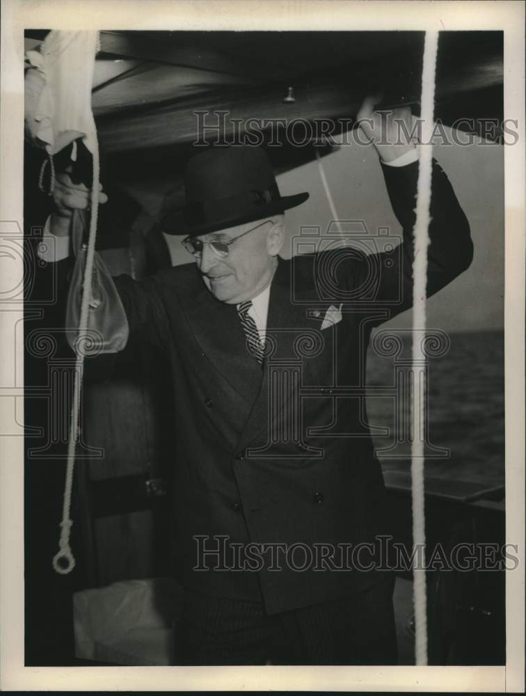 1947 Press Photo Pres. Truman carries belongings from a ferry in Rio de Janeiro- Historic Images