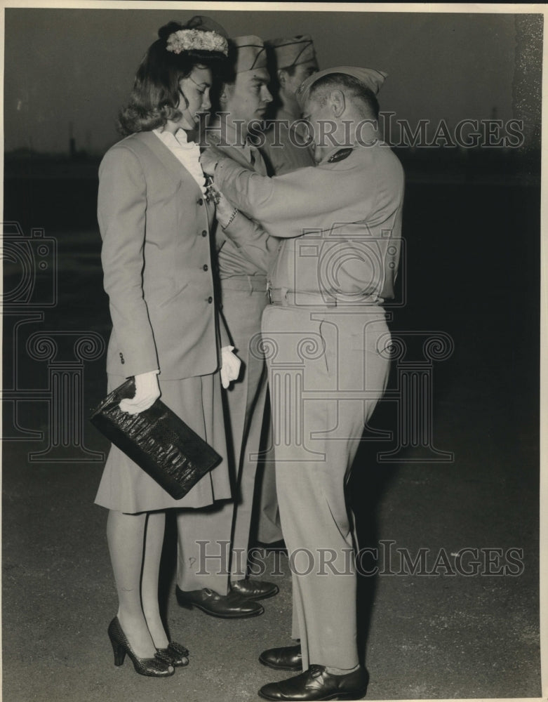 1943 Press Photo Mrs Ruth W Gilliland gets husbands Distinguished Flying Cross