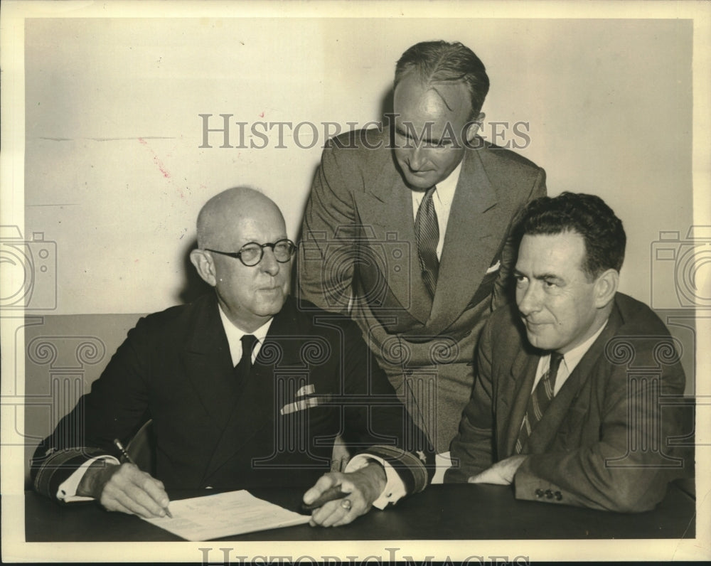 1941 Press Photo Rear Admiral Harold Bowen & Daniel Ring discuss shipyard strike