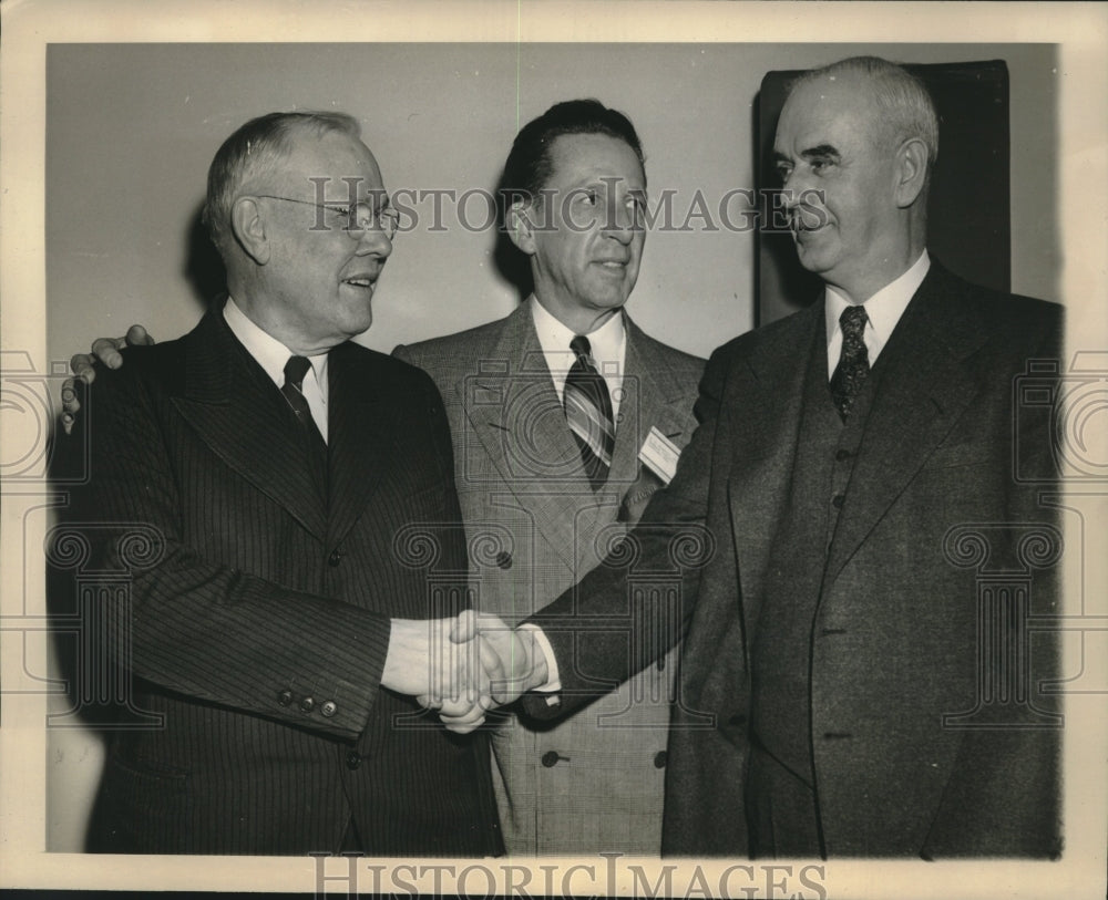 1943 Press Photo Labor leaders meet at Nat'l Assn. of Manufacturers war congress