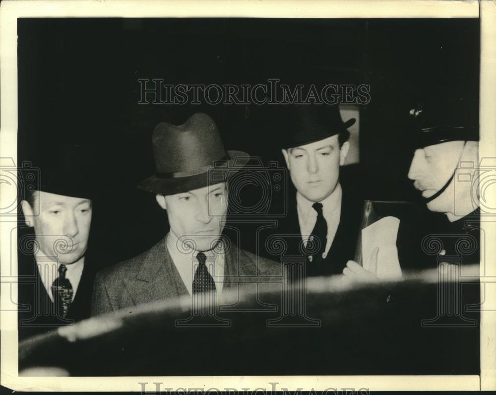 1938 Press Photo Count Court Haugwitz Reventlow with a detective in London