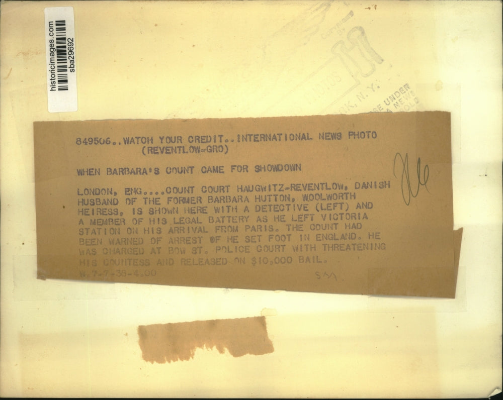 1938 Press Photo Count Court Haugwitz Reventlow with a detective in London