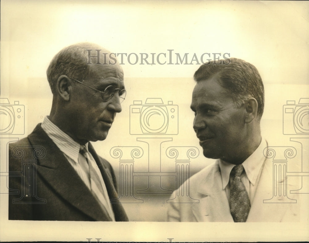 1935 Press Photo Nelson Rounsevell Confers with Attorney in Libel Charge