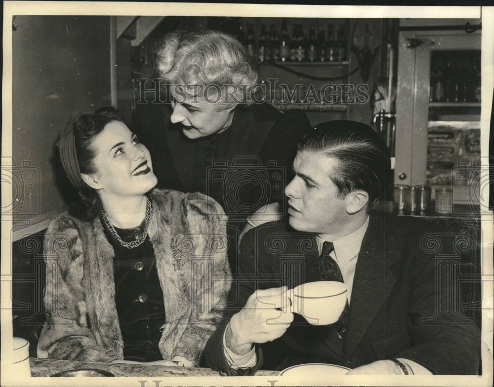 1940 Press Photo Alice Jayne McHenny age 16 with husband William Kern Doyle