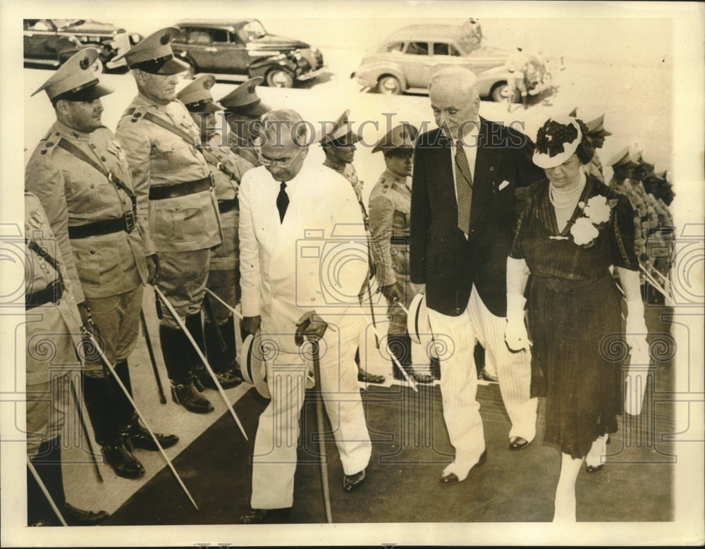 1940 Press Photo US Officials walk past troops guarding conference in Havana