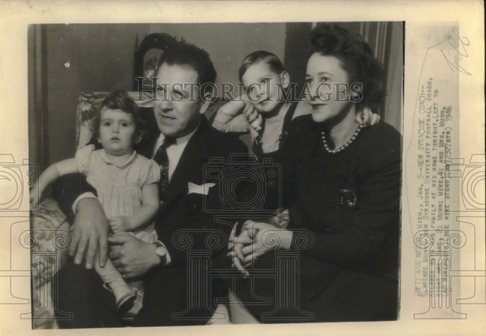 1946 Press Photo Clarence Munn New Syracuse University Football Coach &amp; Family- Historic Images