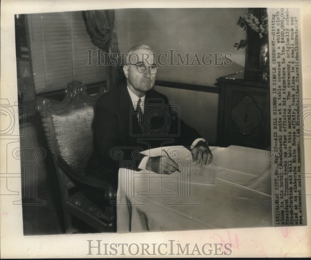 1947 Press Photo President Truman signs Greek-Turkish Aid bill in Kansas City