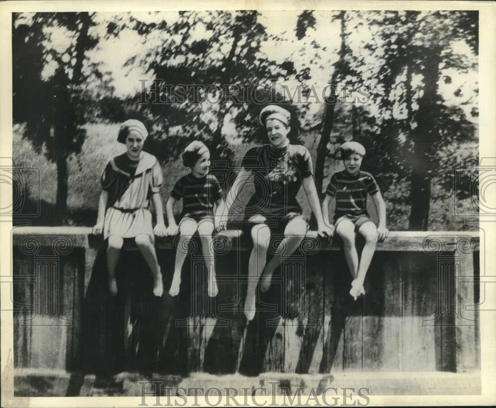 1936 Press Photo Bessie Wallis Warfield Dangles Legs Over "Cousin Leila's" Pool
