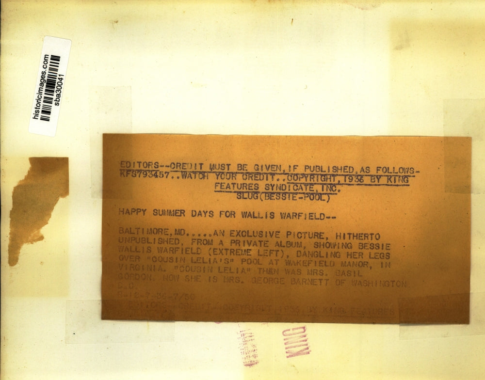 1936 Press Photo Bessie Wallis Warfield Dangles Legs Over "Cousin Leila's" Pool