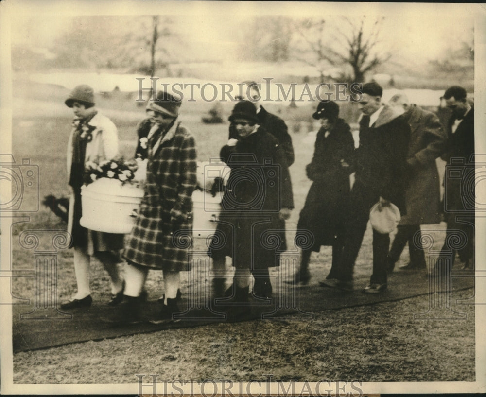 1928 Press Photo Schoolmates of Slain Schneider Girl Carries Casket - sba30044