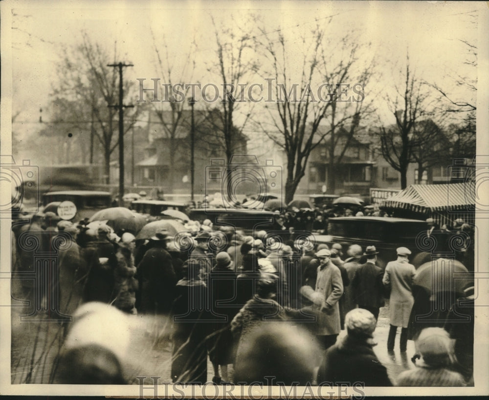 1928 Press Photo Flint Michigan crowds at funeral of slain Schneider girl
