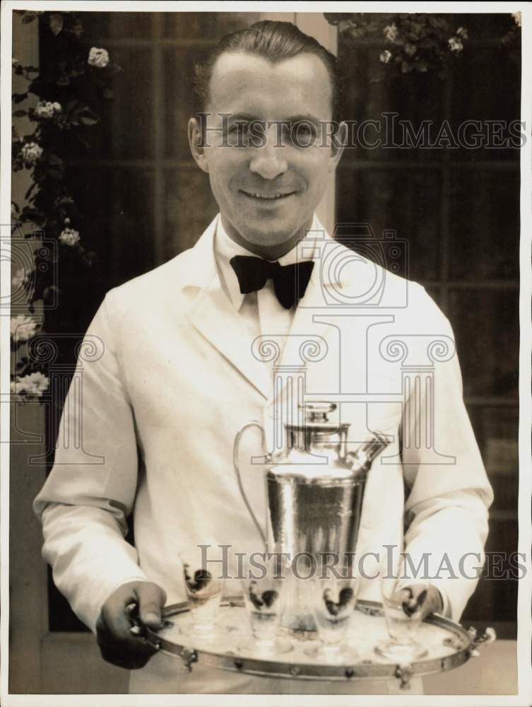 1935 Press Photo Viscount de Kergoet, Butler in Pasadena, California - sba30686