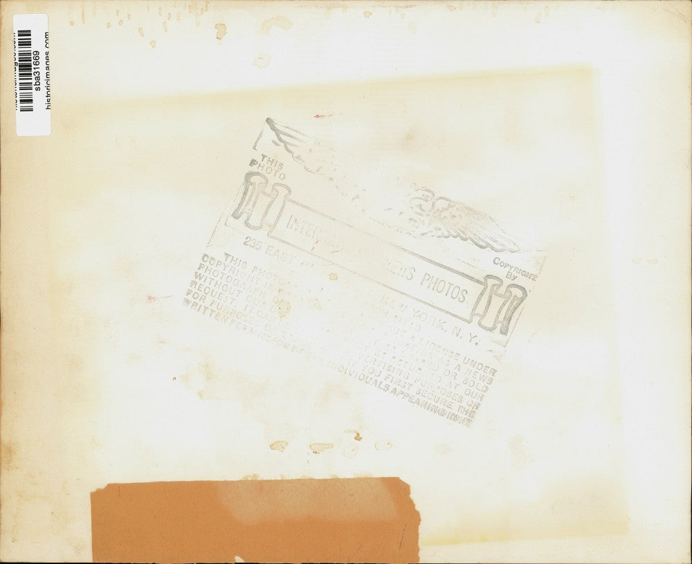 Press Photo Man, Woman and Child in Portraits - sba31669