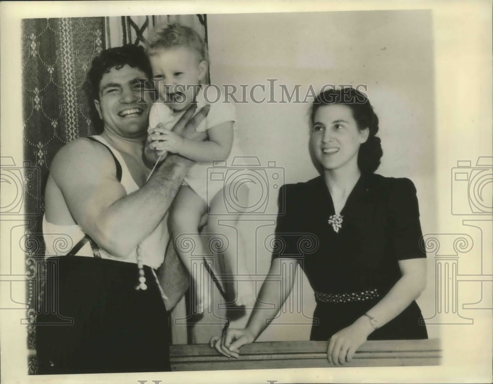 1941 Press Photo Lou Nova,heavyweight champion with his wife and daughter Hertha- Historic Images