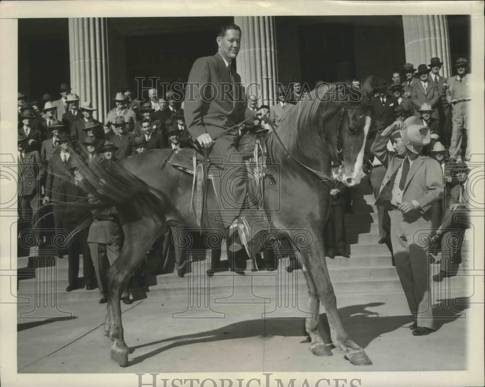 1945 Press Photo Byron Nelson astride the three gaited Walking Horse