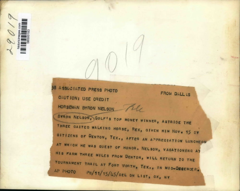 1945 Press Photo Byron Nelson astride the three gaited Walking Horse