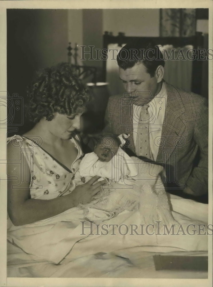 1932 Press Photo Mickey Walker, welterweight champion with his five day old son- Historic Images