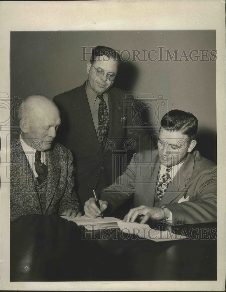 1947 Press Photo Bob Woodruff signed as Head Football Coach of Baylor Univ.- Historic Images