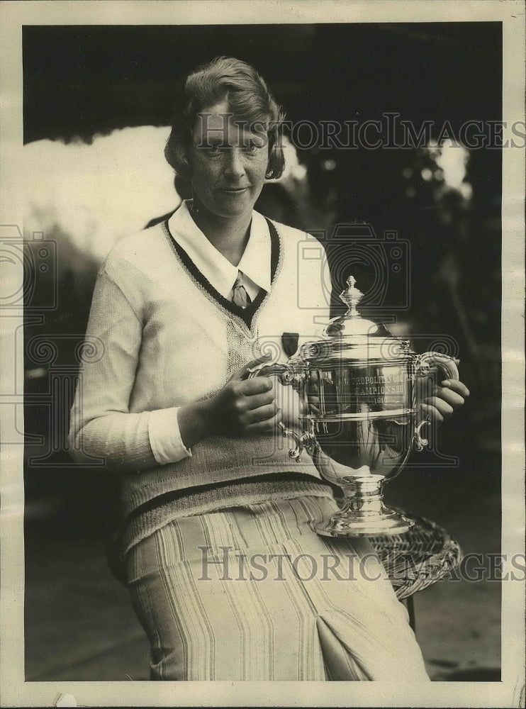 1925 Press Photo Marie Jenney holding the Metropolitan Golf Championship cup- Historic Images