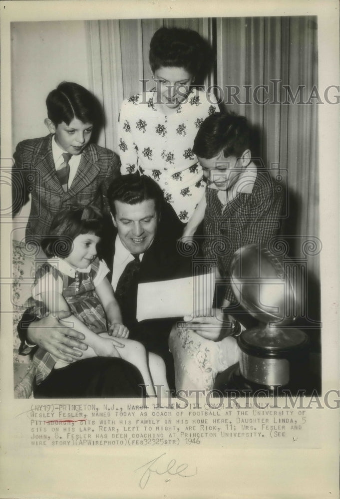 1946 Press Photo Wesley Fesler sits down with his family in his home - sbs00722- Historic Images