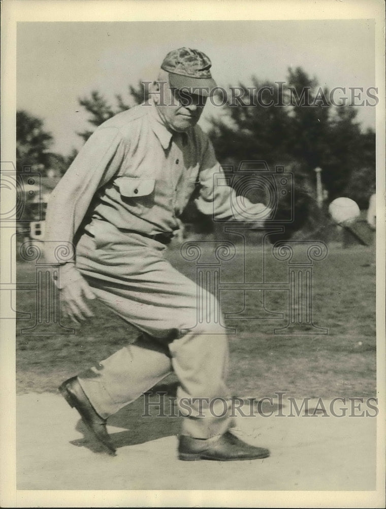 1940 Press Photo Frank C. Peckinpaugh about to spear one on the field- Historic Images