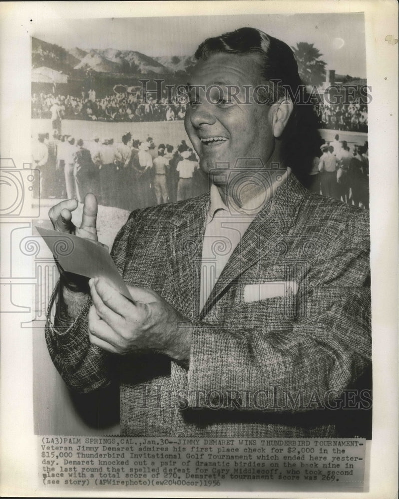 1956 Press Photo Jimmy Demaret admires his first place check for $2,000- Historic Images