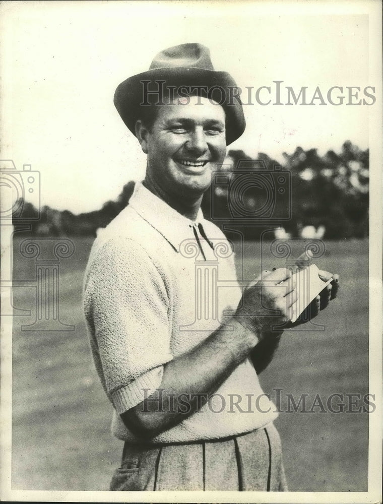 1940 Press Photo Jimmy Demaret smiles as he adds up his score card - sbs00859- Historic Images