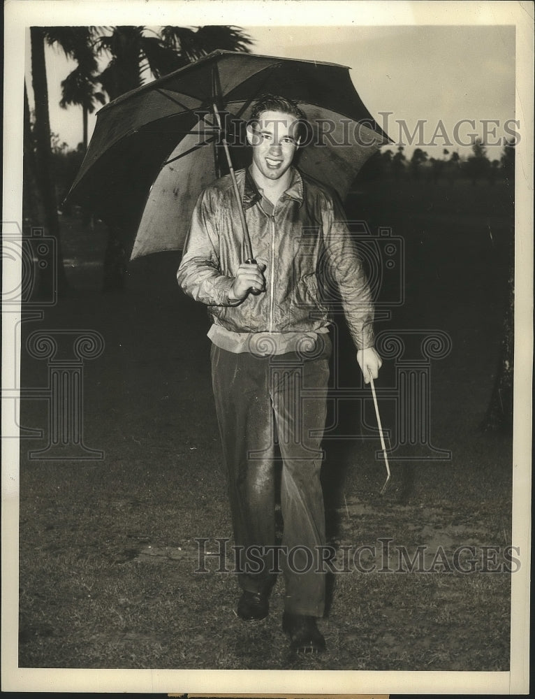 Press Photo Bobby Feller plays golf out in the rain - sbs00931- Historic Images