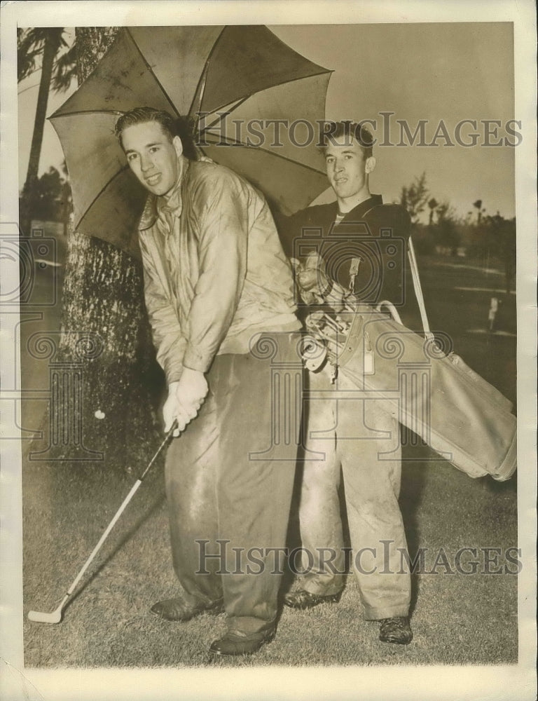 1940 Press Photo Bob Feller&#39;s caddie holds an umbrella while he takes a shot- Historic Images