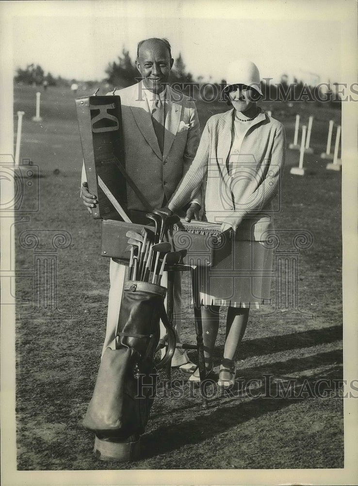 1930 Press Photo Maureen Orcutt receives a traveling kit from Charles Race- Historic Images