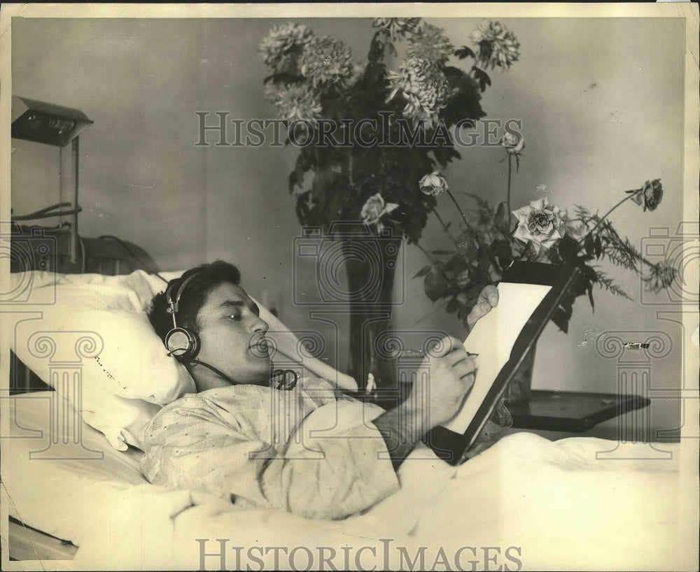 1929 Press Photo Al Marstars &quot;listens in&quot; on his colleagues from his sickbed- Historic Images