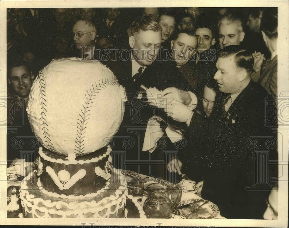 1937 Press Photo 600 Sports Enthusiasts Honored Mike Kelley Owner of Ball Club- Historic Images